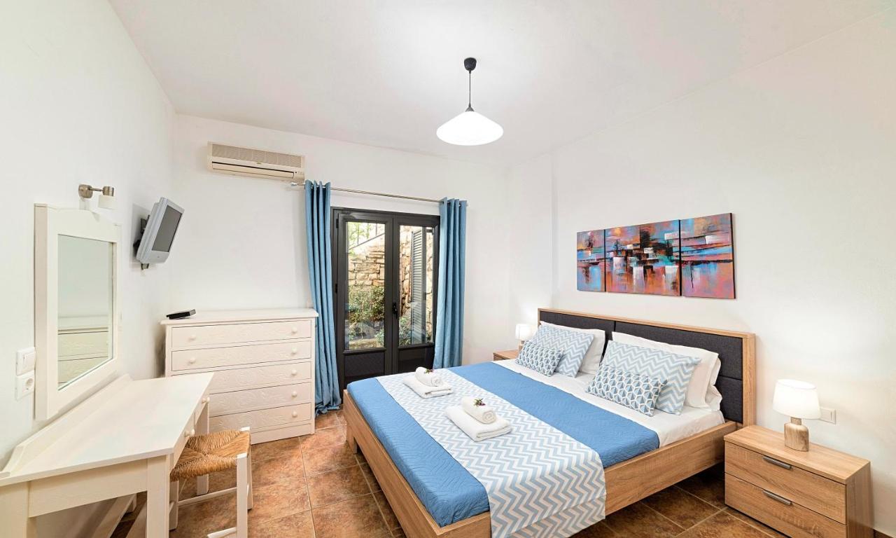 Du Lac Villas Kournas Bagian luar foto